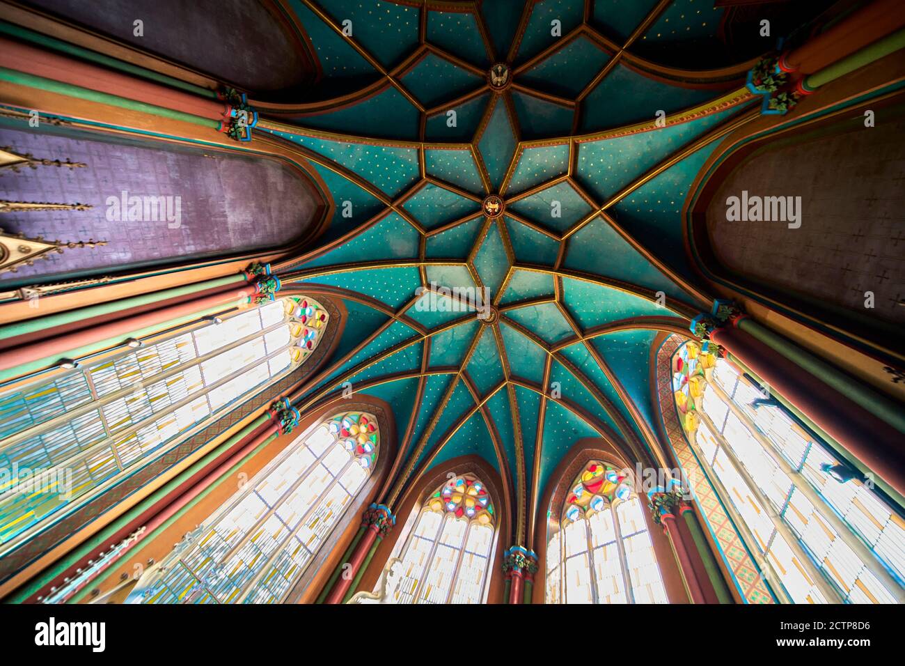 Pattensen, Germania, 16 settembre 2020: Soffitto turchese strutturato della cappella nel Castello di Marienburg Foto Stock