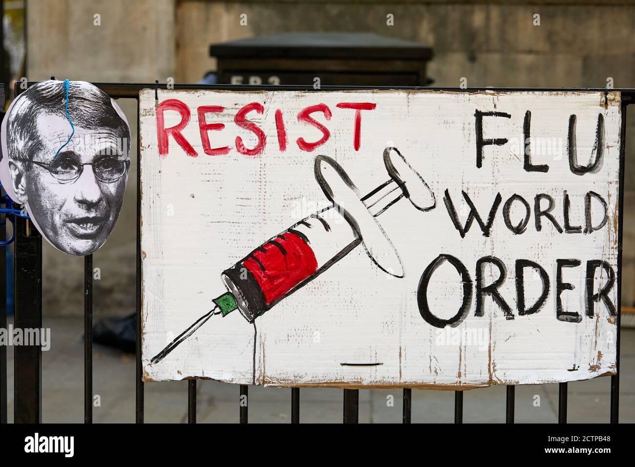 Londra, Regno Unito. - 22 settembre 2020: Un cartello di protesta accanto a un'immagine del dottor Anthony Fauci, è esposto in una manifestazione a Westminster contro la regolamentazione del governo durante la pandemia del coronavirus. Foto Stock