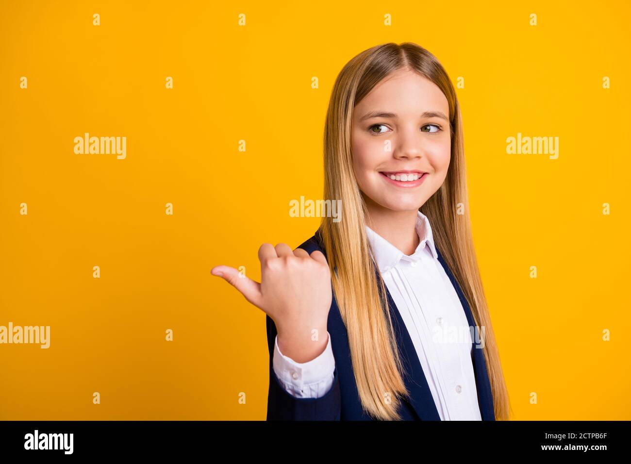 Primo piano-in su ritratto di lei bella bella bella allegra lungo-capelli ragazza che mostra il pollice annuncio pubblicitario copy space look idea accademica isolato luminoso Foto Stock