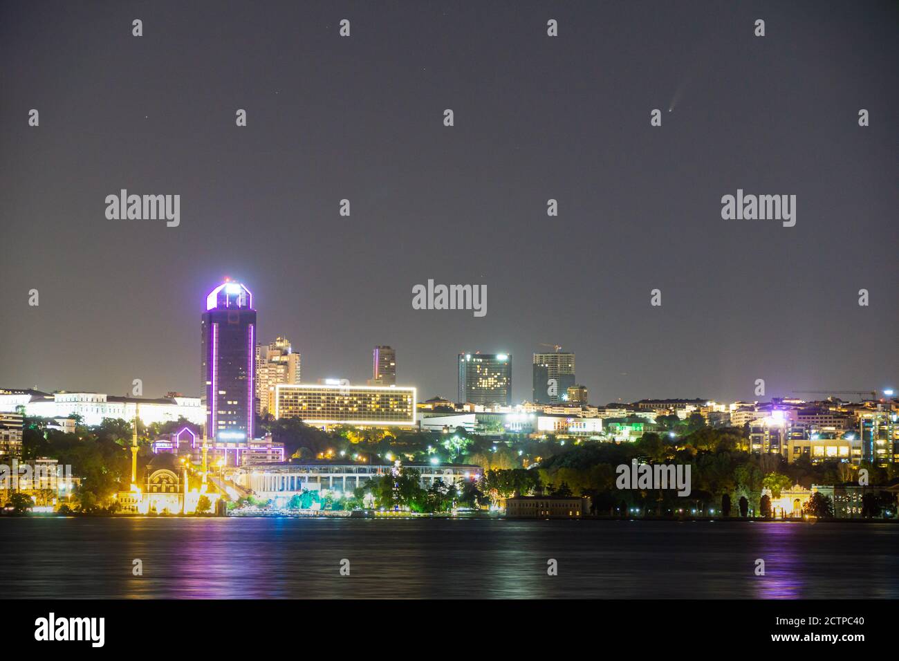 Comet NEOWISE e Istanbul Skyline Foto Stock