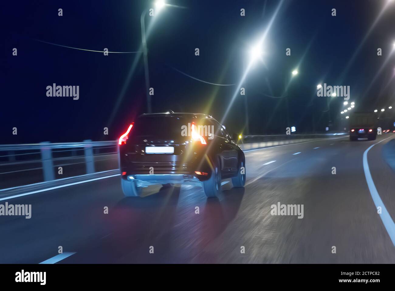 le auto moderne vanno in città di notte Foto Stock