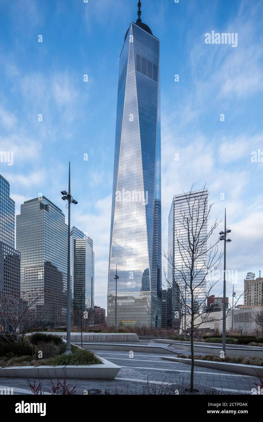 Verso ovest verso Freedom Tower, Battery Park di Cesar pelli a sinistra del telaio. One World Trade Center, New York, Stati Uniti. Architetto: SKID Foto Stock
