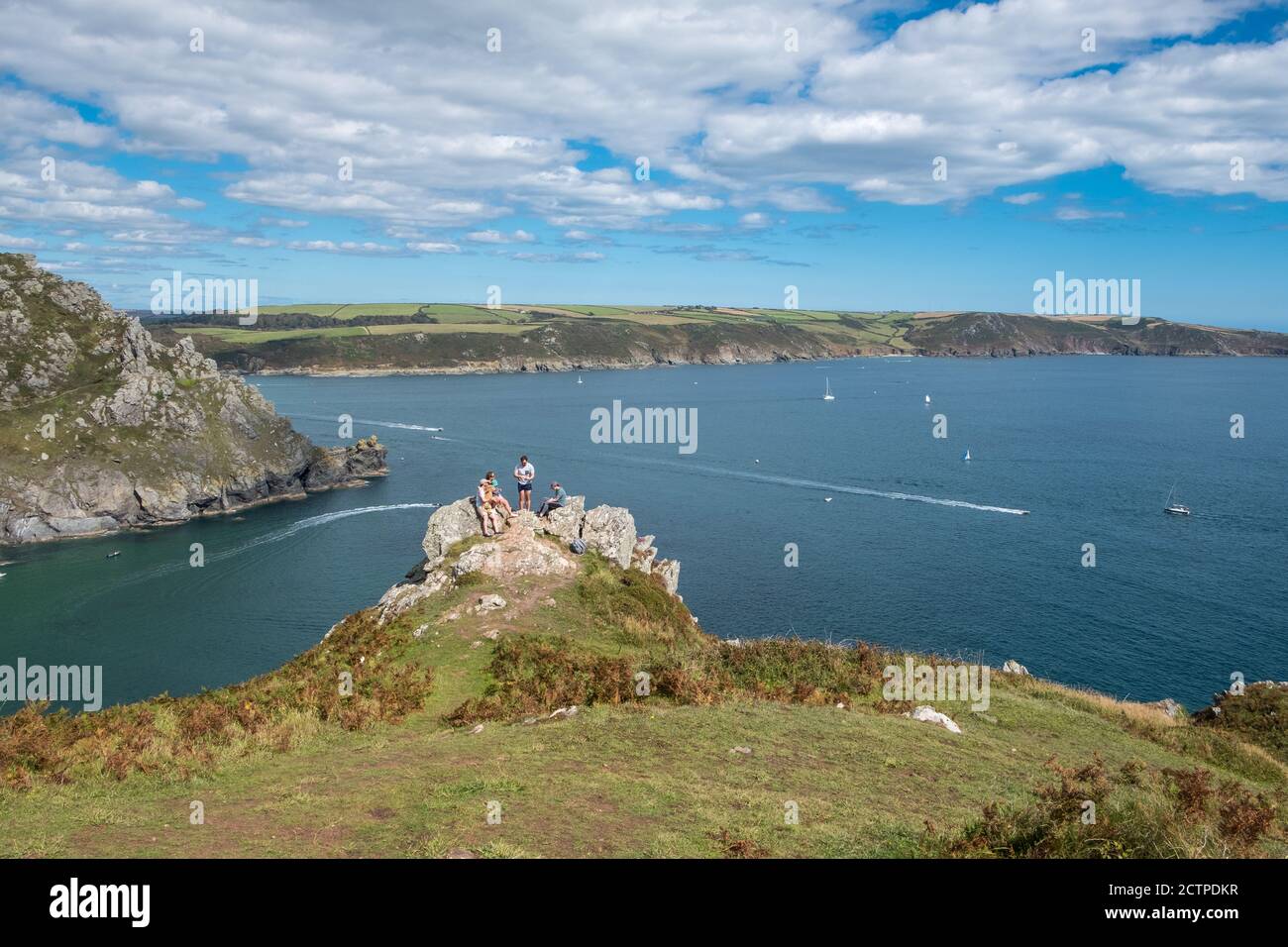 Gruppo di persone sul percorso costiero sud-ovest vicino a Salcombe nel South Hams, Devon, Regno Unito Foto Stock