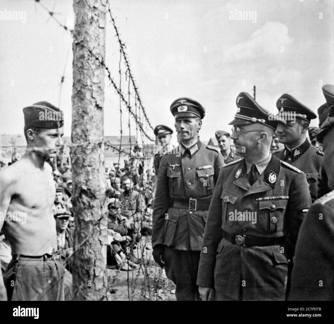 Heinrich Himmler ispeziona un campo di prigionia in Russia, c.1940-1941 Foto Stock
