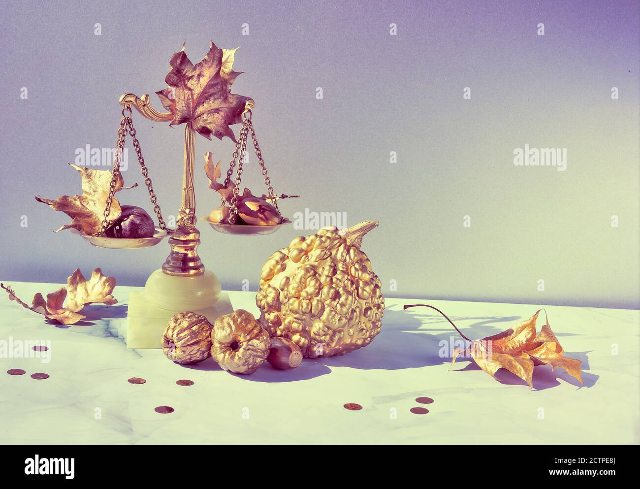 Arrangiamento autunnale. Bilancia decorativa retrò, zucche d'oro e foglie su tavola di pietra. Foto Stock