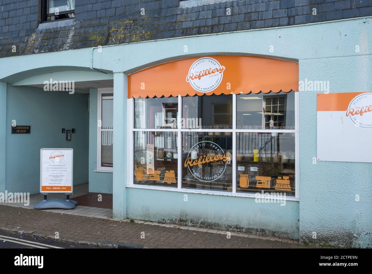 Il negozio Refillery senza plastica e senza imballaggio nella storica città mercato di Totnes nel South Hams, Devon, Regno Unito Foto Stock