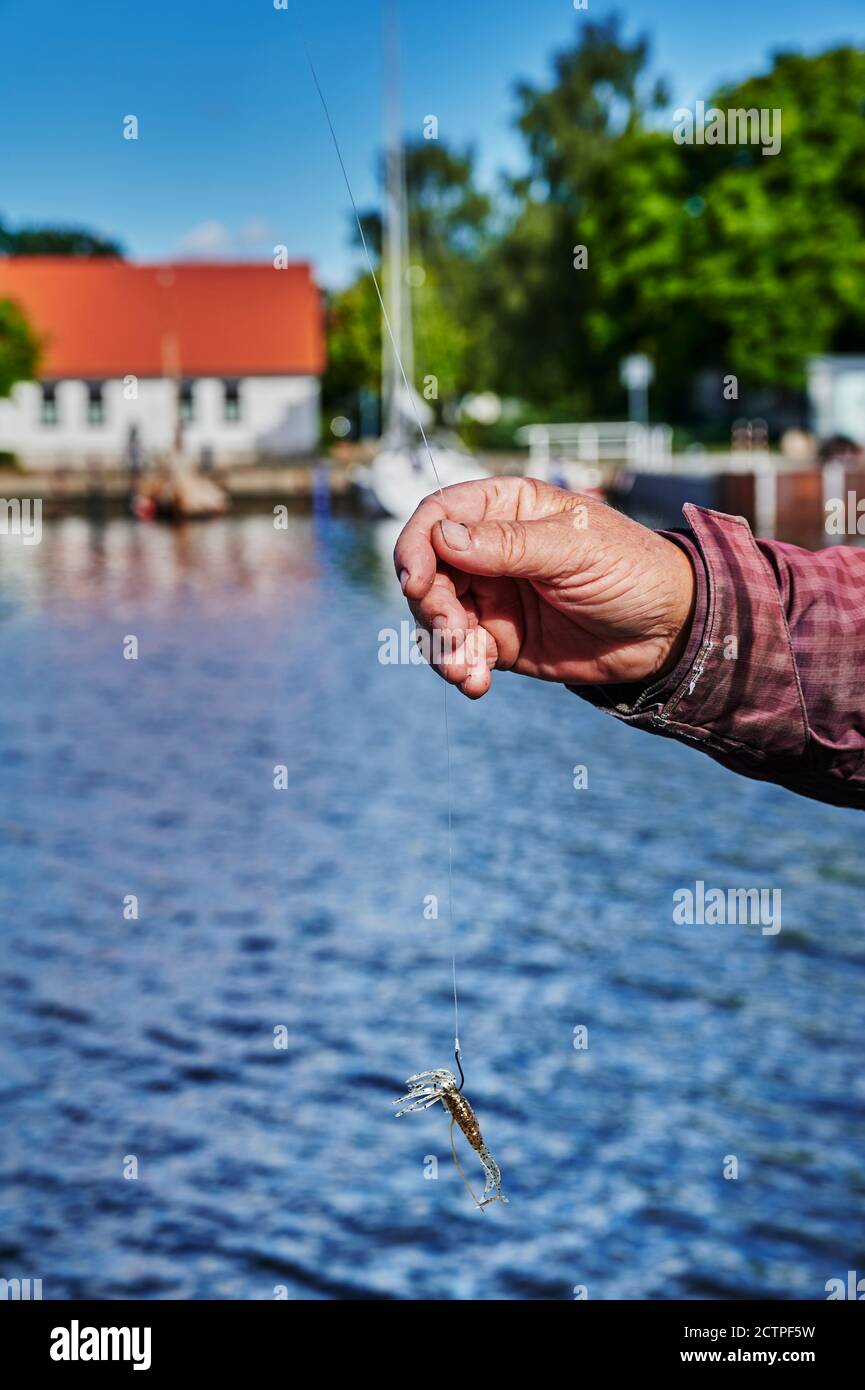 Scena mentre pesca su un fiume in Germania con un'esca trattenuta. Foto Stock