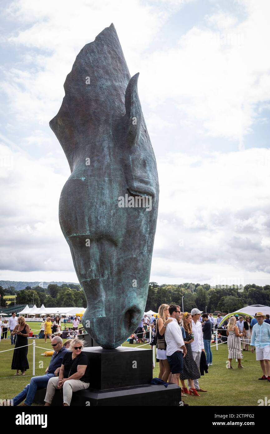 La scultura della testa del cavallo 'acqua di Tilla' di NIC Fiddian-Green alla finale di polo della Gold Cup al Cowdray Park, Mishurst, West Sussex. Foto Stock