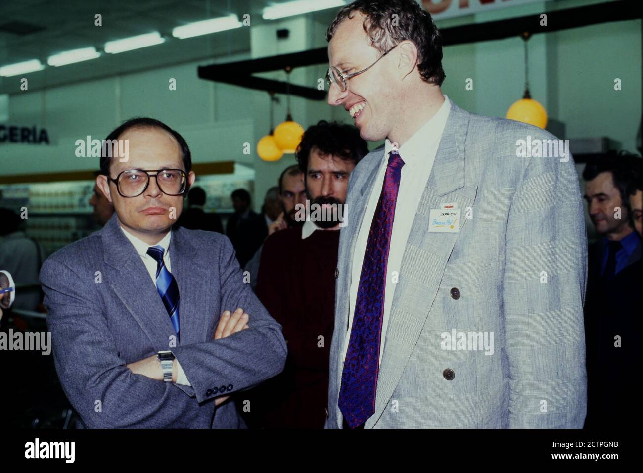 Marek Borowski, ministro polacco del commercio estero, e Jean-Pierre Derrien, amministratore delegato di Bresse-Bleu, presero l'apertura del primo supermercato privato Bresse-Pol, Torun, Polonia, 1990 Foto Stock