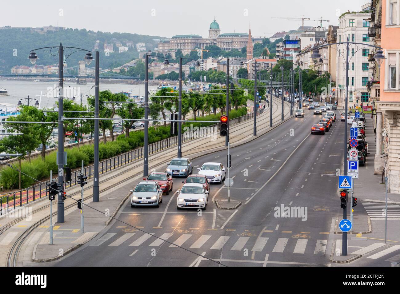 Budapest, Ungheria – 4 giugno 2017. Vista sulla strada sul viale BEM Rakpart a Budapest, verso il Castello di Buda. Vista con il traffico cittadino, proprietà commerciali Foto Stock