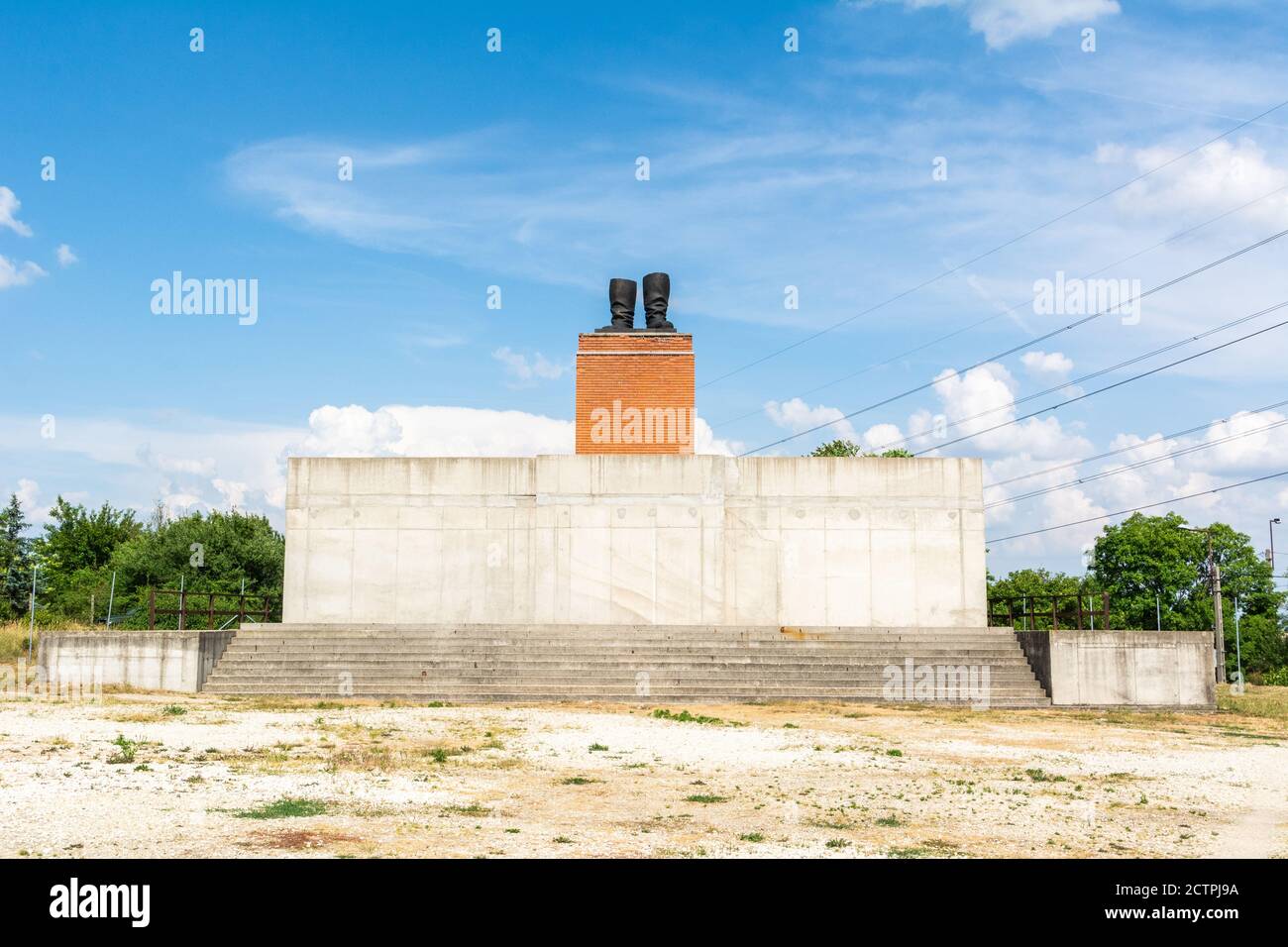 Budapest, Ungheria – 6 giugno 2017. Enorme piedistallo con un paio di stivali Stalin al parco Memento di Budapest. Questo è un riferimento alla rivoluzione del 1956, Foto Stock