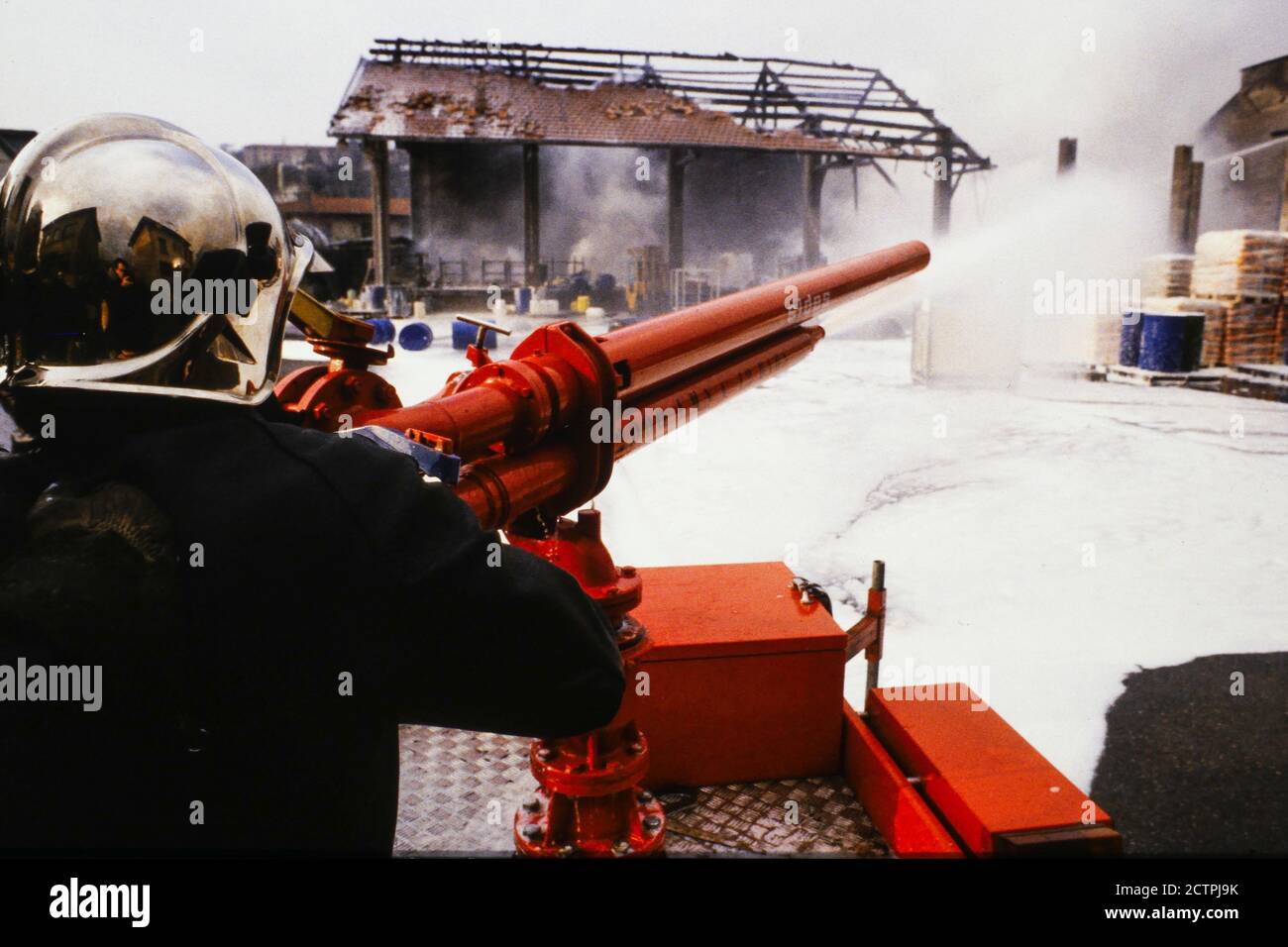 Vigili del fuoco sulle funzioni chimiche antincendio, Lione, Francia Foto Stock