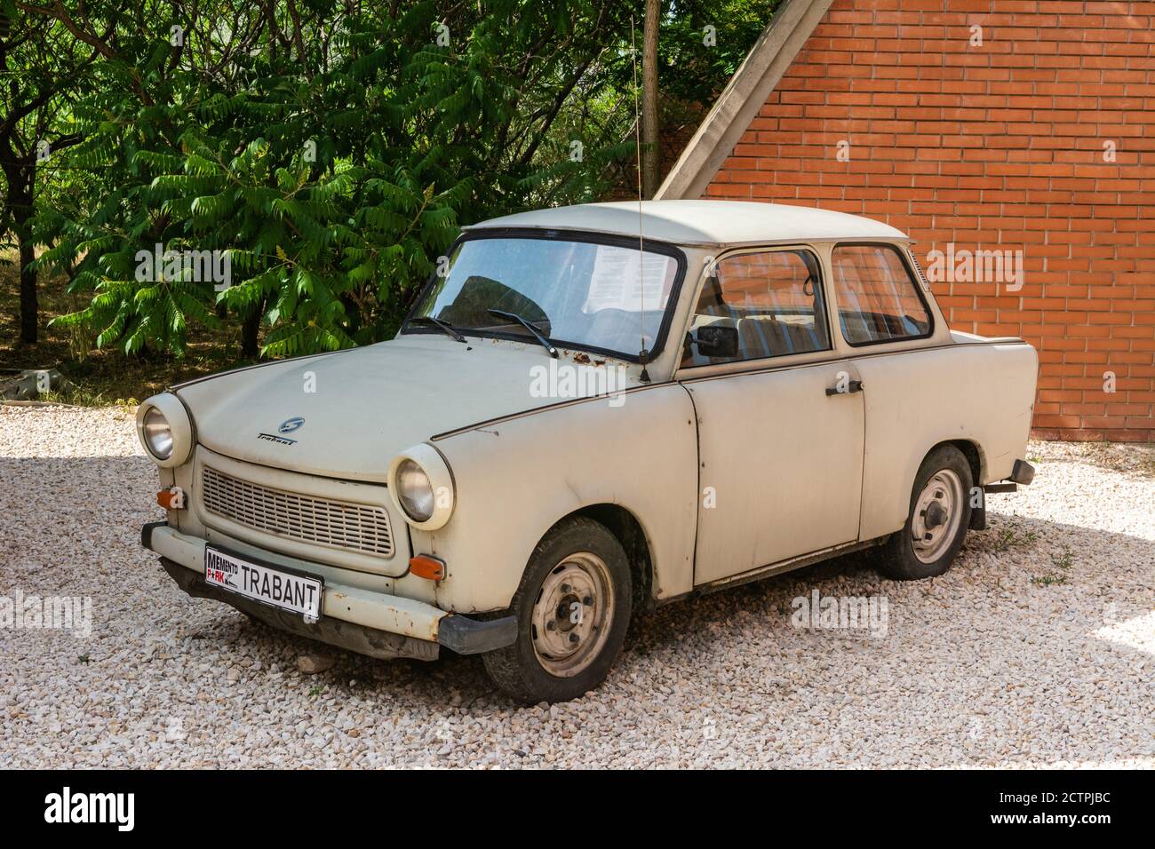 Budapest, Ungheria – 6 giugno 2017. L'auto vecchia Trabant è in mostra al parco Memento di Budapest. Foto Stock