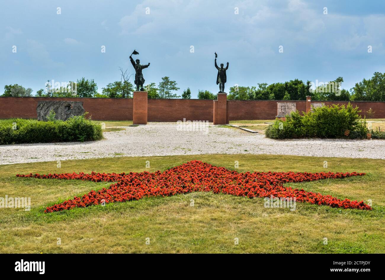 Budapest, Ungheria – 6 giugno 2017. Vista del Parco del Memento a Budapest, con stelle a cinque punte paesaggistiche e monumenti al Capitano Steinmetz e Ostapenko Foto Stock