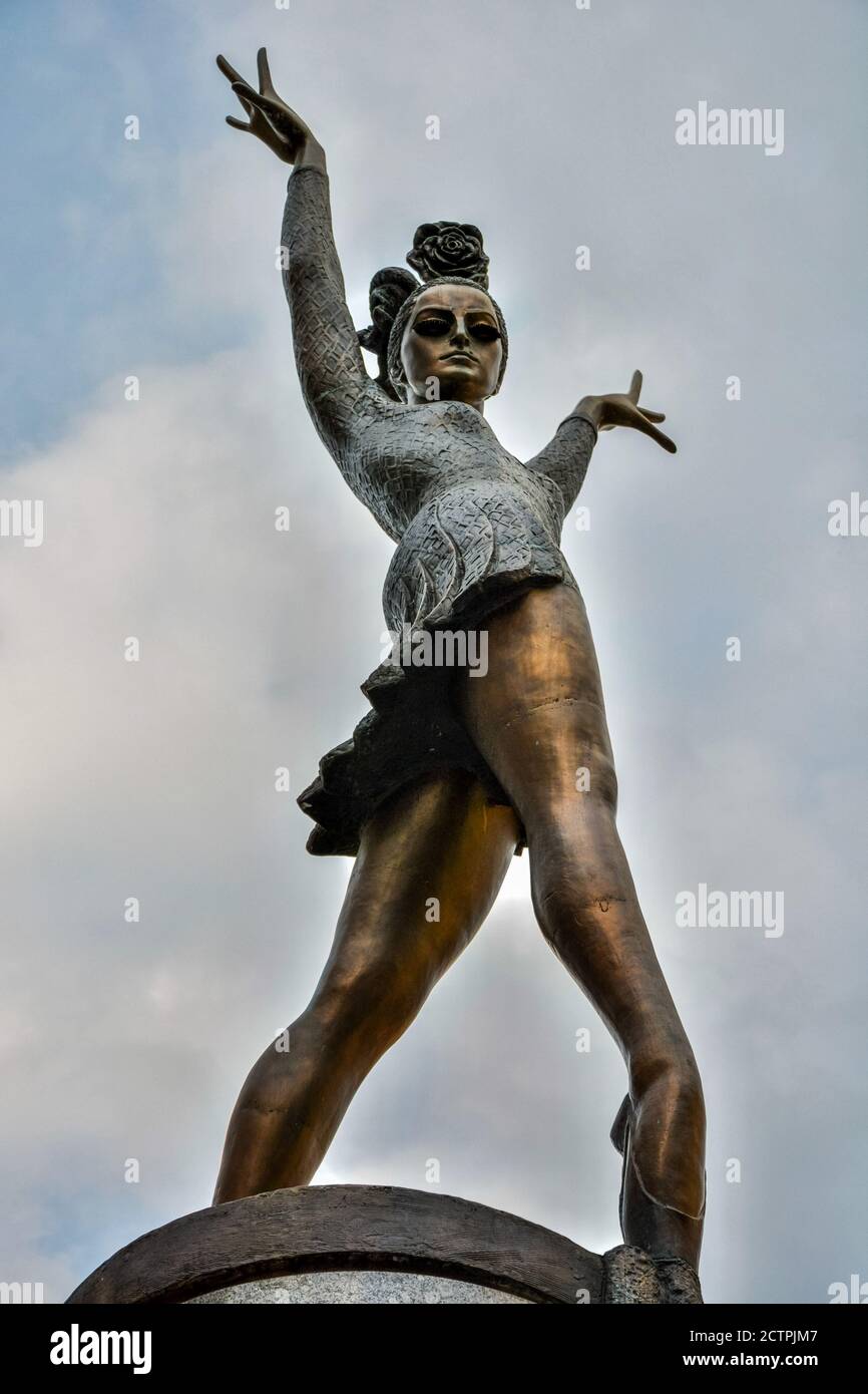 Mosca, Russia – 8 giugno 2017. Monumento alla ballerina sovietica Maya  Plisetskaya (1925-2015) in via Bolshaya Dmitrovka a Mosca Foto stock - Alamy