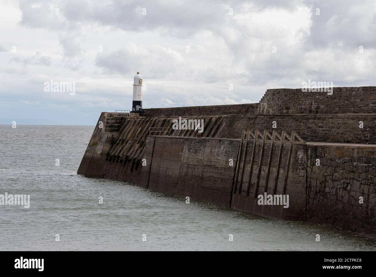 Faro di Porthcawl e molo / Breakwater. Porthcawl Bridgend Wales UK Foto Stock