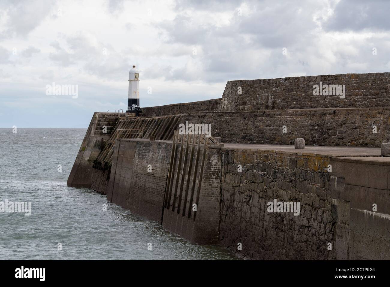 Faro di Porthcawl e molo / Breakwater. Porthcawl Bridgend Wales UK Foto Stock