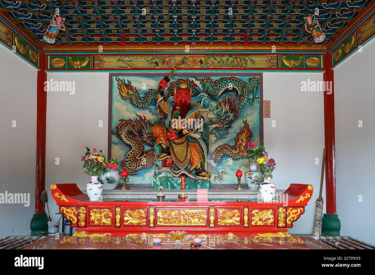 Inanam, Sabah, Malesia: Interno del tempio al composto del tempio della Kota Kinabalu San Ching Taoism Association Foto Stock