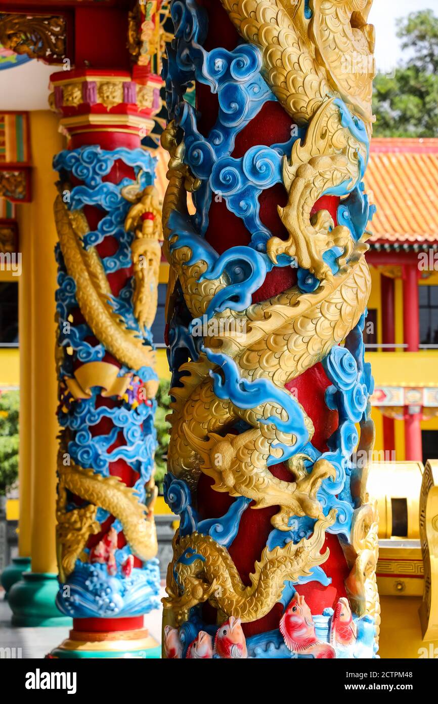 Inanam, Sabah, Malaysia: Pilastro ecorato al tempio della Kota Kinabalu San Ching Taoism Association Foto Stock
