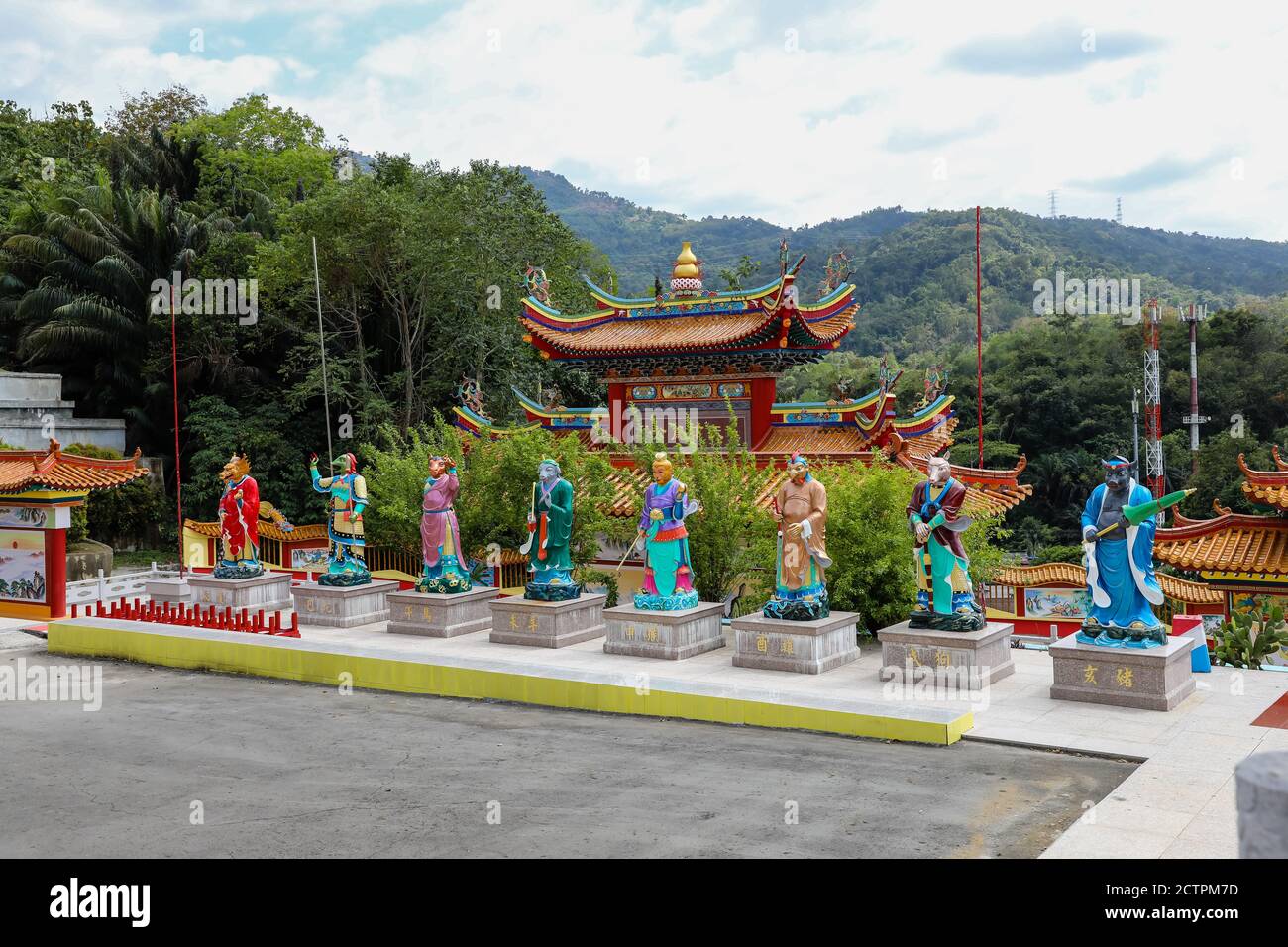Inanam, Sabah, Malaysia: Statue di dèi all'interno del complesso del tempio della Kota Kinabalu San Ching Taoism Association Foto Stock