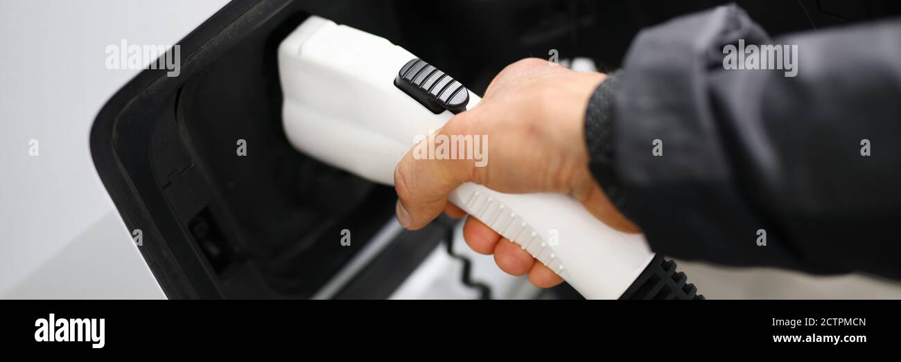 Connettore sonda presa manuale maschio per stazione di ricarica auto, closeup Foto Stock