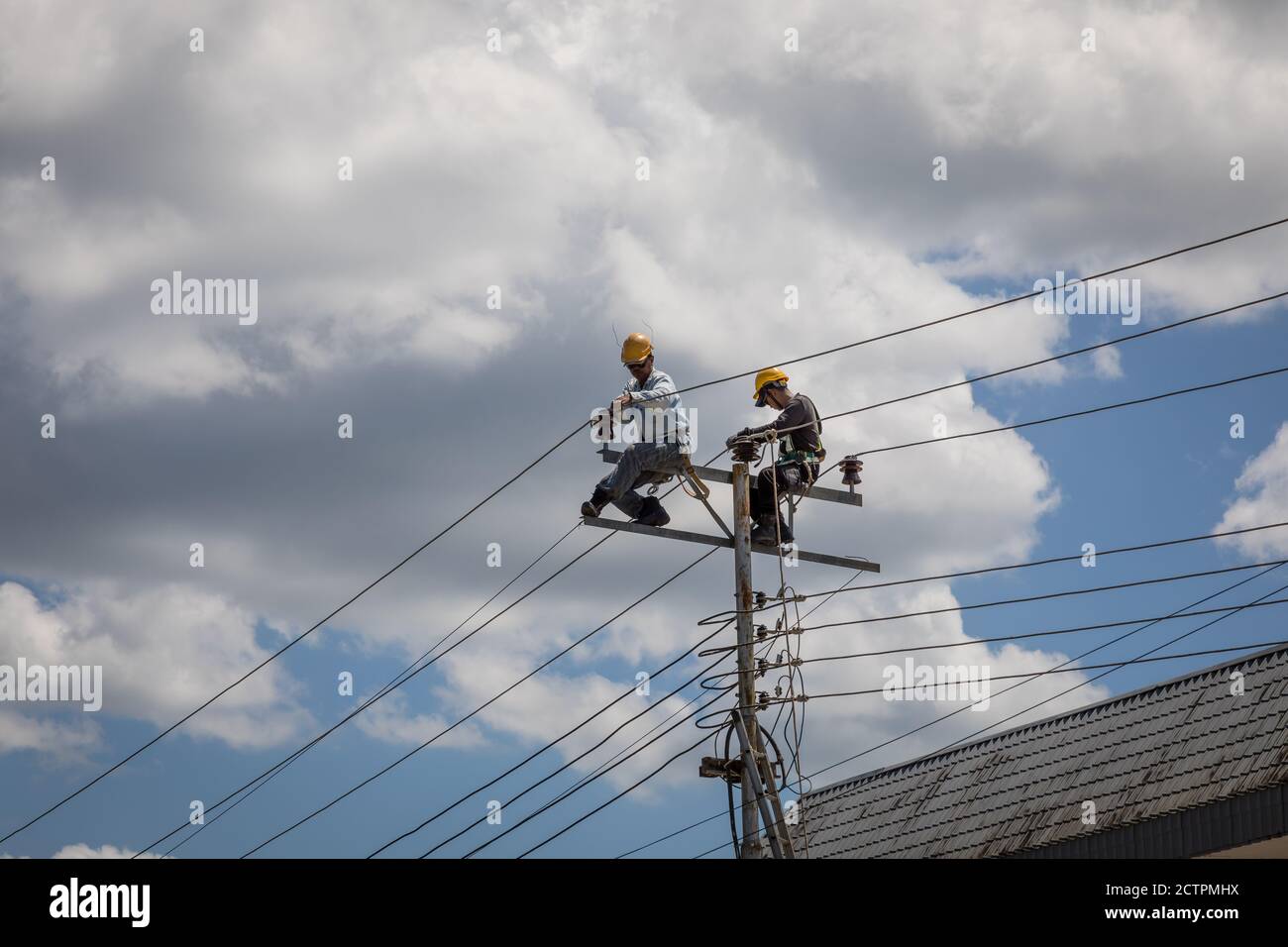 Tenhilan, Sabah, Malesia: Due linemen che fanno lavori di riparazione su un pilone ad alta tensione a Tengilan Foto Stock