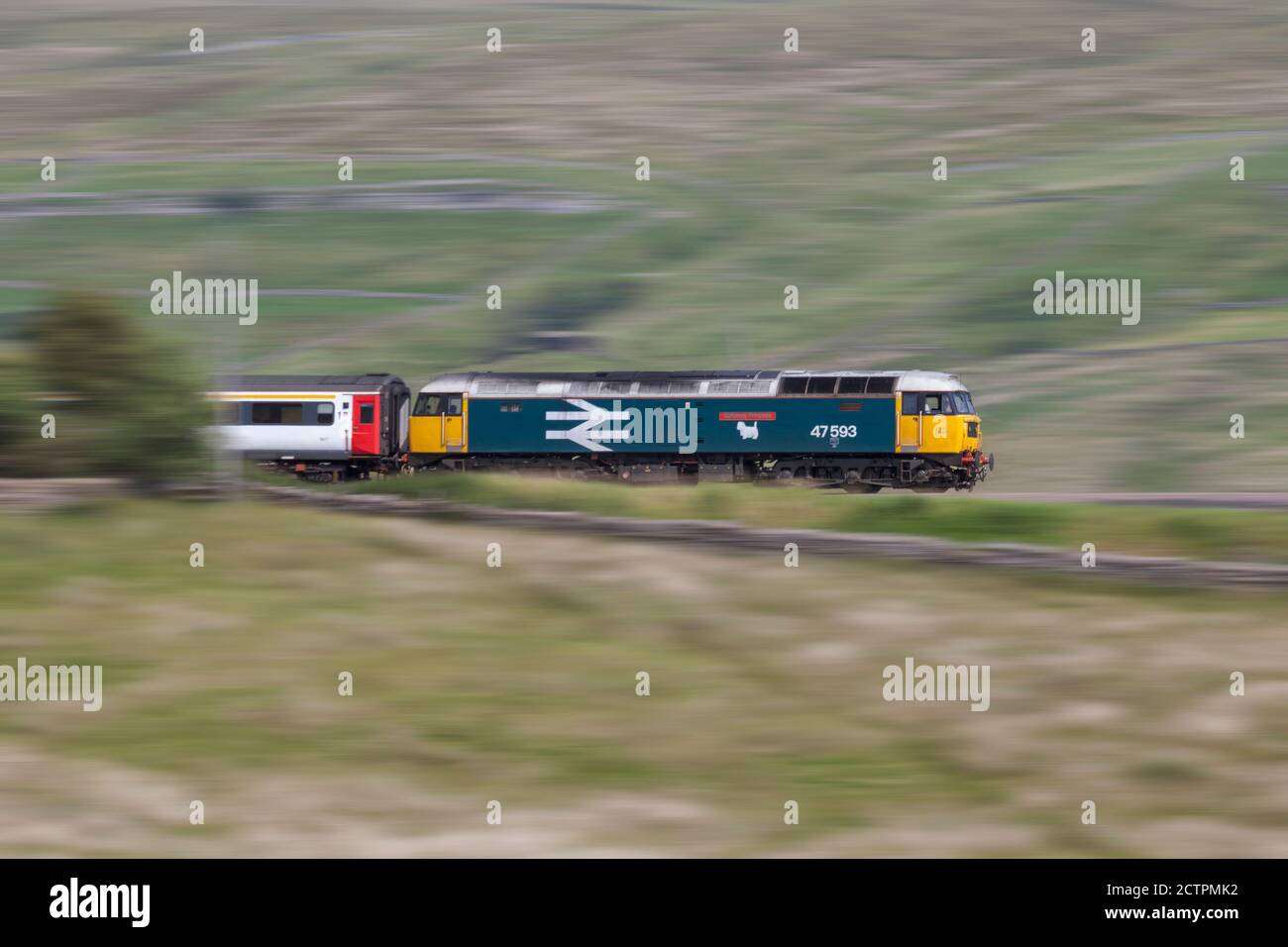 Livrea con logo grande classe 47 47593 sul retro di Il treno 'Staycation Express' sul Settle per Carlisle linea ferroviaria Foto Stock