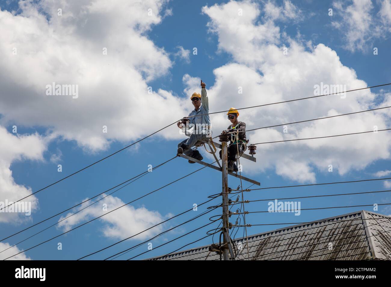 Tenhilan, Sabah, Malesia: Due linemen che fanno lavori di riparazione su un pilone ad alta tensione a Tengilan Foto Stock