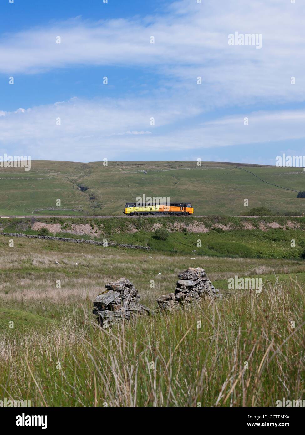 Colas locomotiva classe 70 70801 che passa una pietra secca dilatata Muro a Lunds sulla sistemazione per Carlisle ferrovia mentre motore leggero in funzione Foto Stock