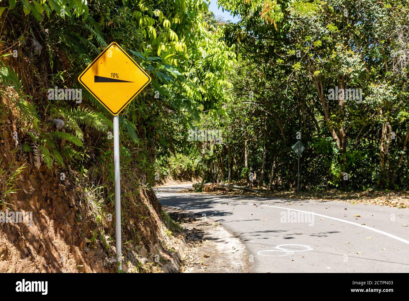 Cartello di avvertimento giallo a forma di diamante "Passo a riposo" su una strada in discesa nel distretto di Tuaran, Sabah, Malesia. Foto Stock