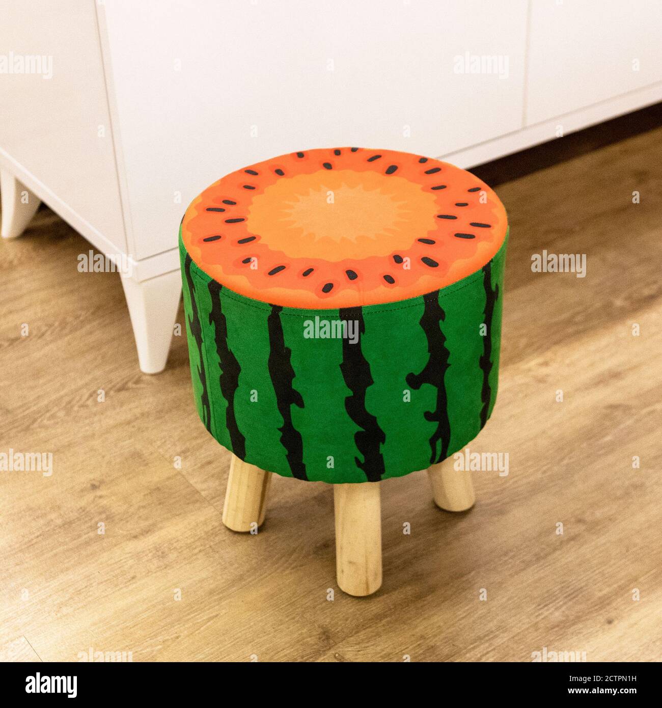 Cocomero frutta sgabello poltroncina gonfiabile isolato Foto Stock