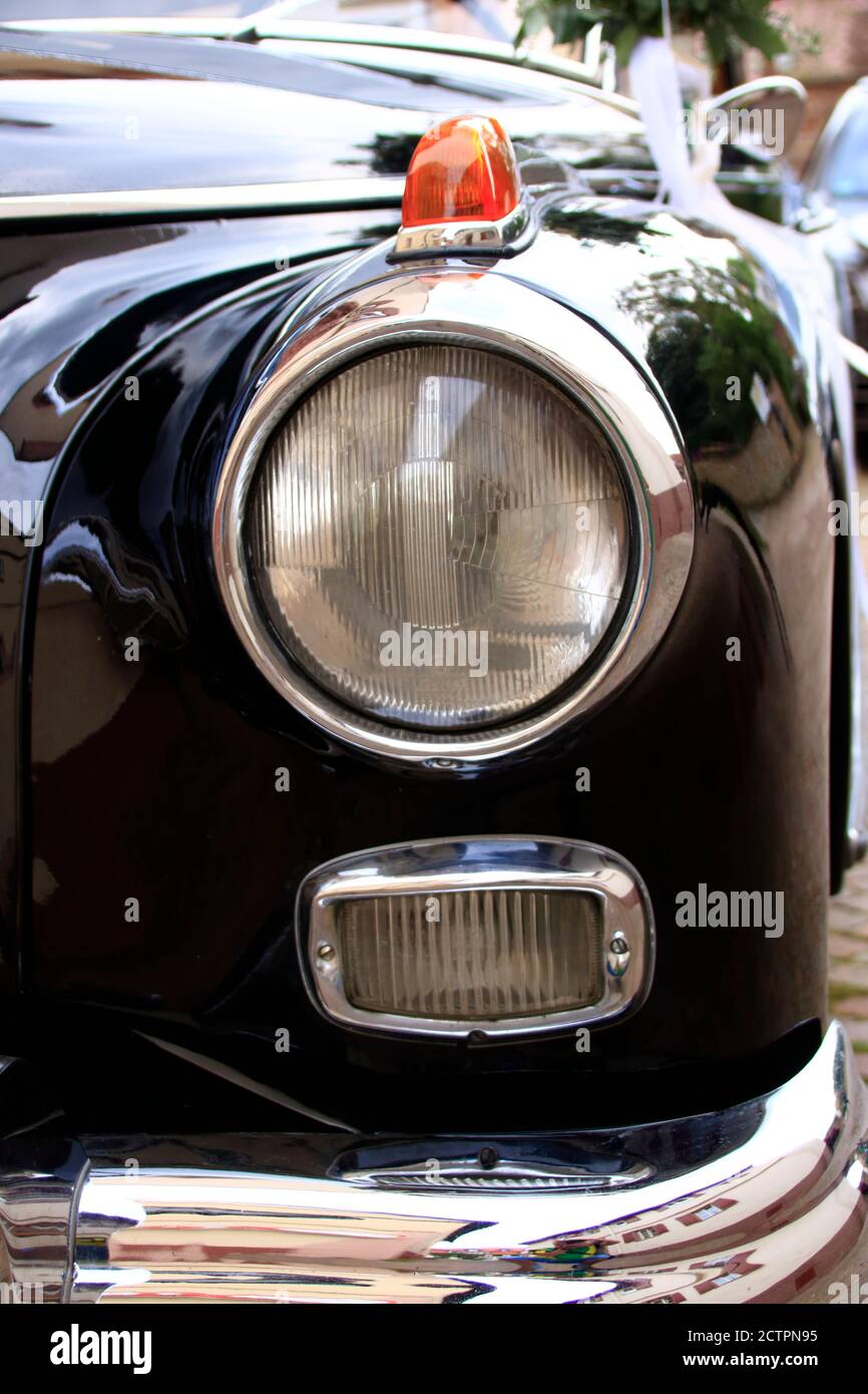 Combinazione di luci di posizione, anabbaglianti e indicatore su una vettura classica Foto Stock