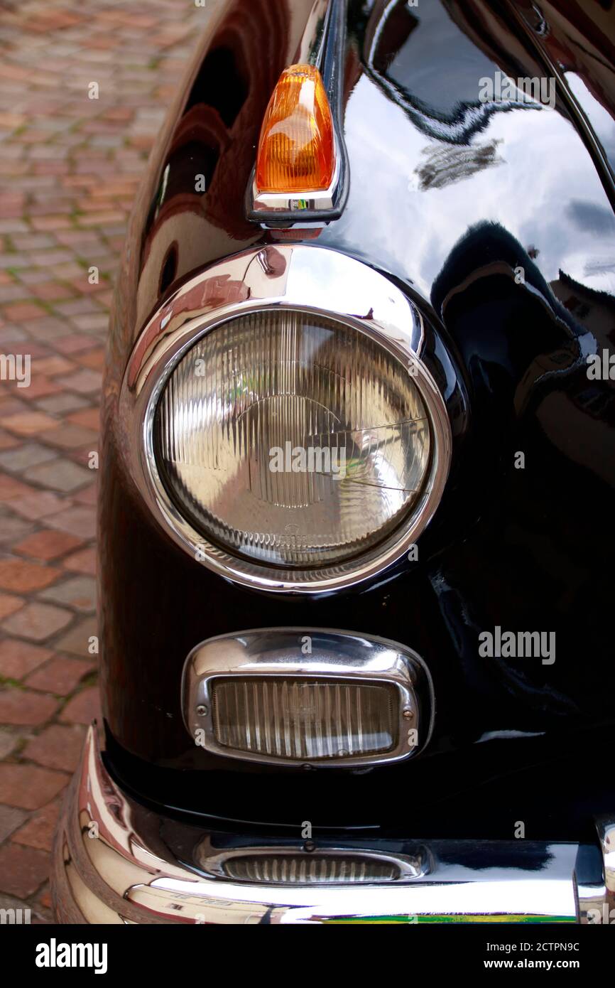 Combinazione di luci di posizione, anabbaglianti e indicatore su una vettura classica Foto Stock
