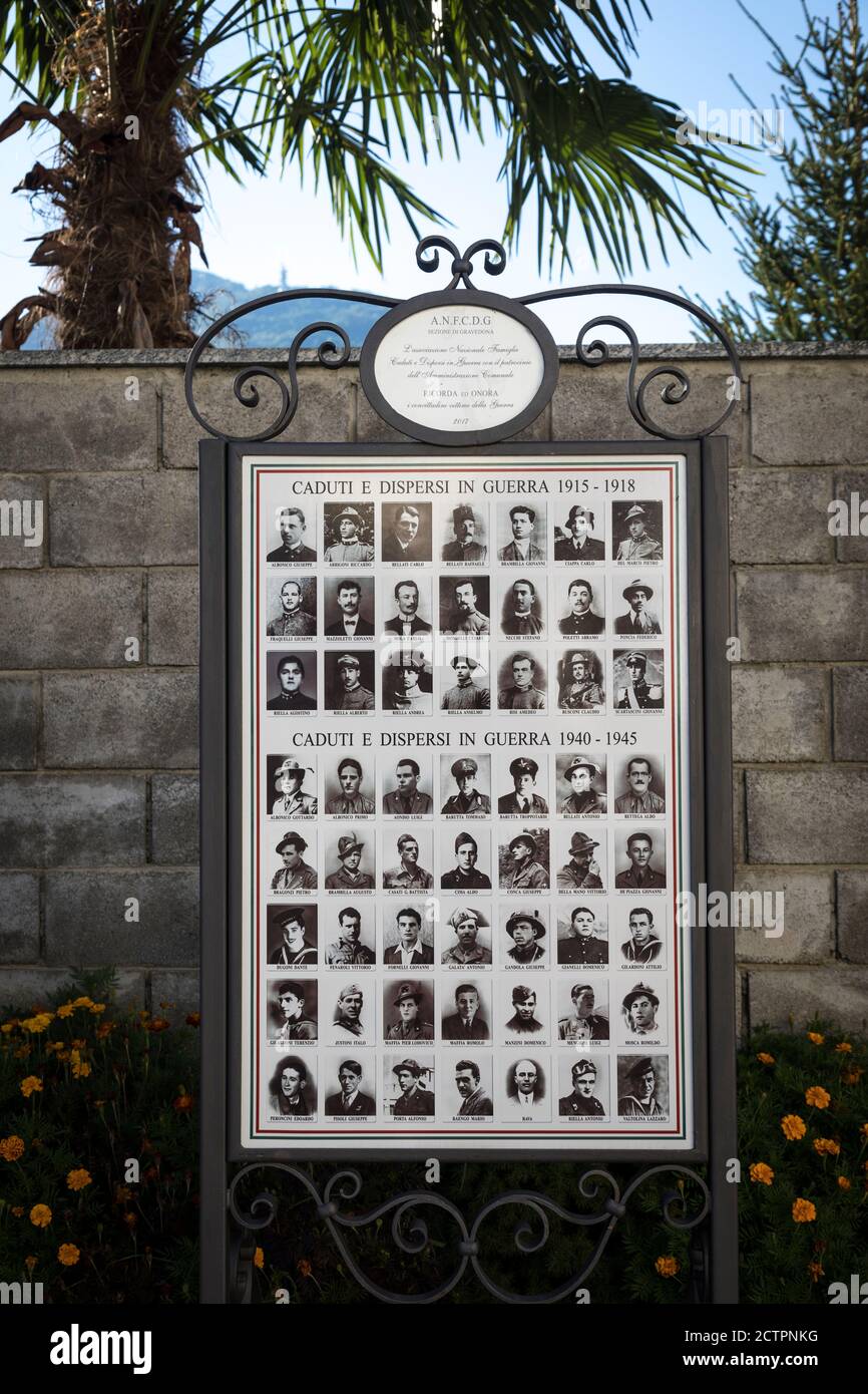 Memoriale di guerra pittorico con fotografie di coloro che hanno perso la vita durante la prima guerra mondiale e la seconda guerra mondiale a Gravedona, Lombardia, Italia. Foto Stock