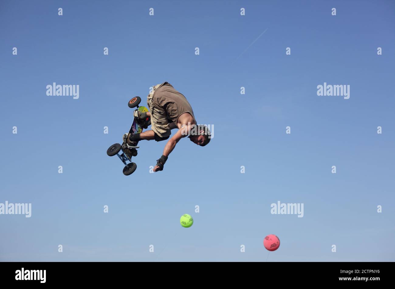 Skateboarding in aria con cielo blu Francia durante la Fête de l’humanité in Francia Foto Stock