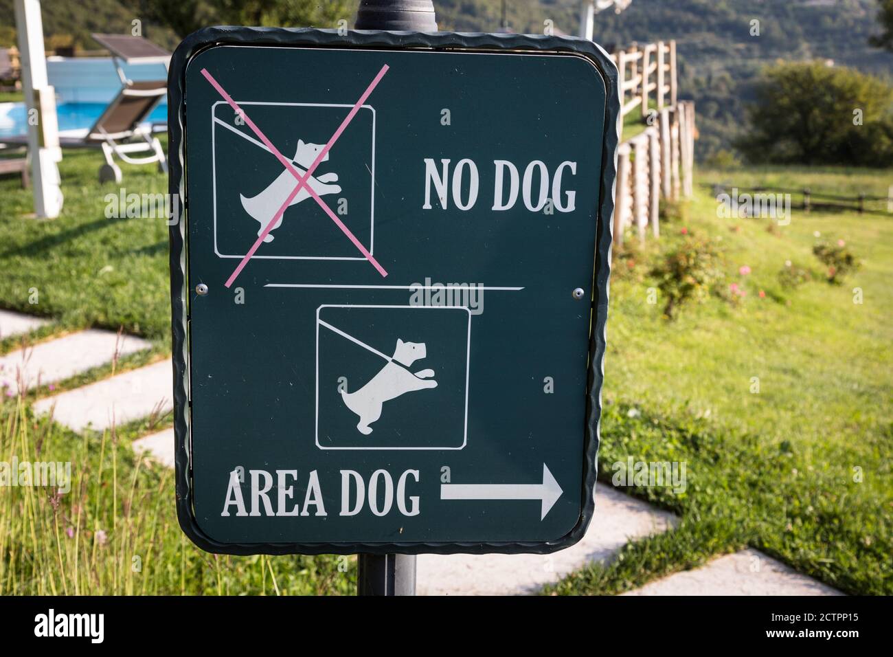 Cartello dell'hotel per mostrare le aree designate 'dog' e 'no dog', Italia. Foto Stock