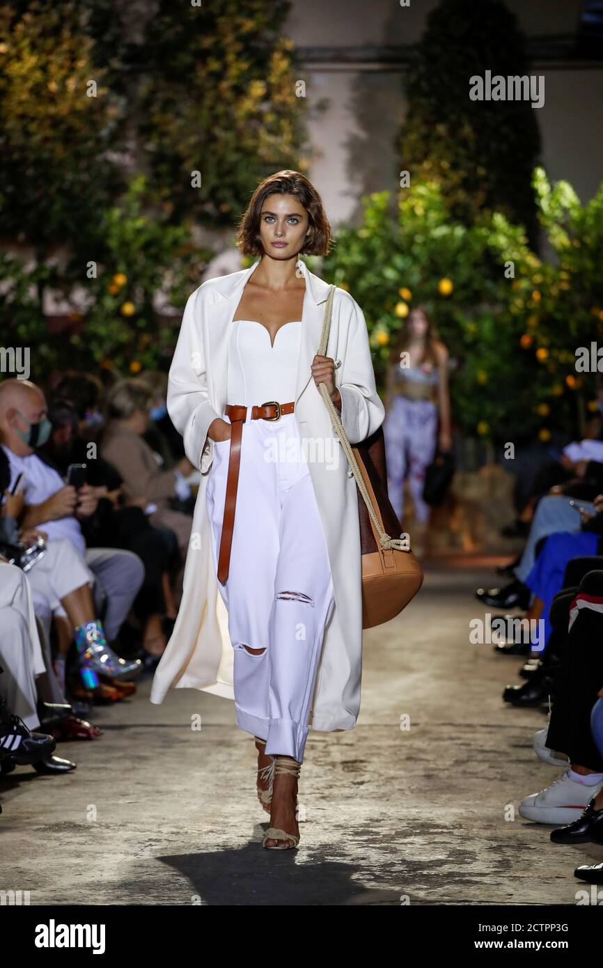 Model Taylor Hill presenta una creazione della collezione donna Etro  Primavera/Estate 2021 durante la settimana della moda a Milano, 24  settembre 2020. REUTERS/Alessandro Garofalo Foto stock - Alamy