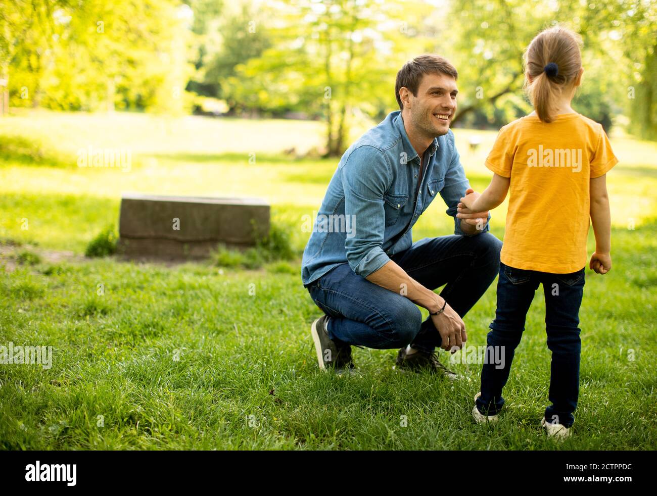 Singolo padre nel parco con la bambina carina Foto Stock