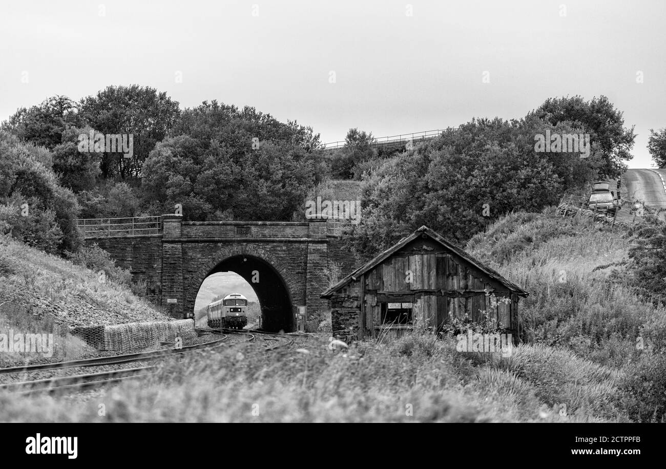 Locomotiva classe 47 locomotiva 47593 che passa attraverso il tunnel Shotlock (Garsdale) Con il treno turistico 'Staycation Express' Foto Stock