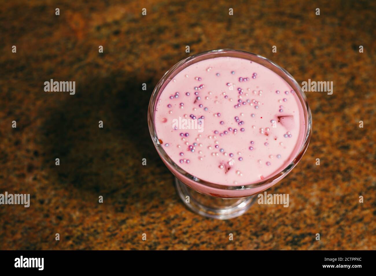 Cibo di colore rosa molto originale in vetro nel ristorante cafe' Foto Stock