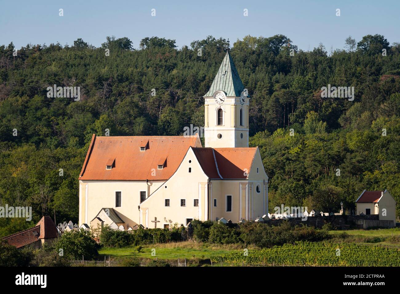 Una tipica chiesa cattolica romana con tetto arancione e un campanile nella bassa Austria, Schiltern bei Langenlois Foto Stock