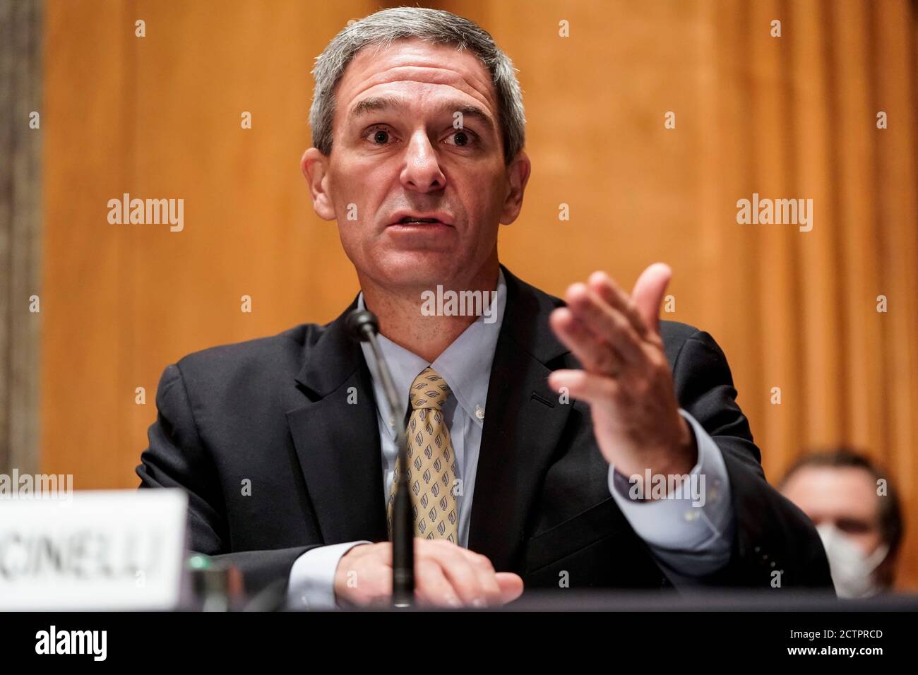 Dipartimento degli Stati Uniti per la sicurezza interna il Vice Segretario ad azione Ken Cuccinelli testimonia ad un Comitato per la sicurezza interna e gli Affari governativi del Senato audizione sulle 'minacce alla patria' su Capitol Hill a Washington, USA, 24 settembre 2020Credit: Joshua Roberts/Pool via CNP /MediaPunch Foto Stock