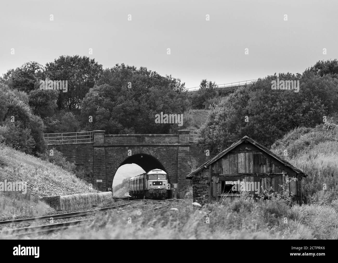 Locomotiva classe 47 locomotiva 47593 che passa attraverso il tunnel Shotlock (Garsdale) Con il treno turistico 'Staycation Express' Foto Stock