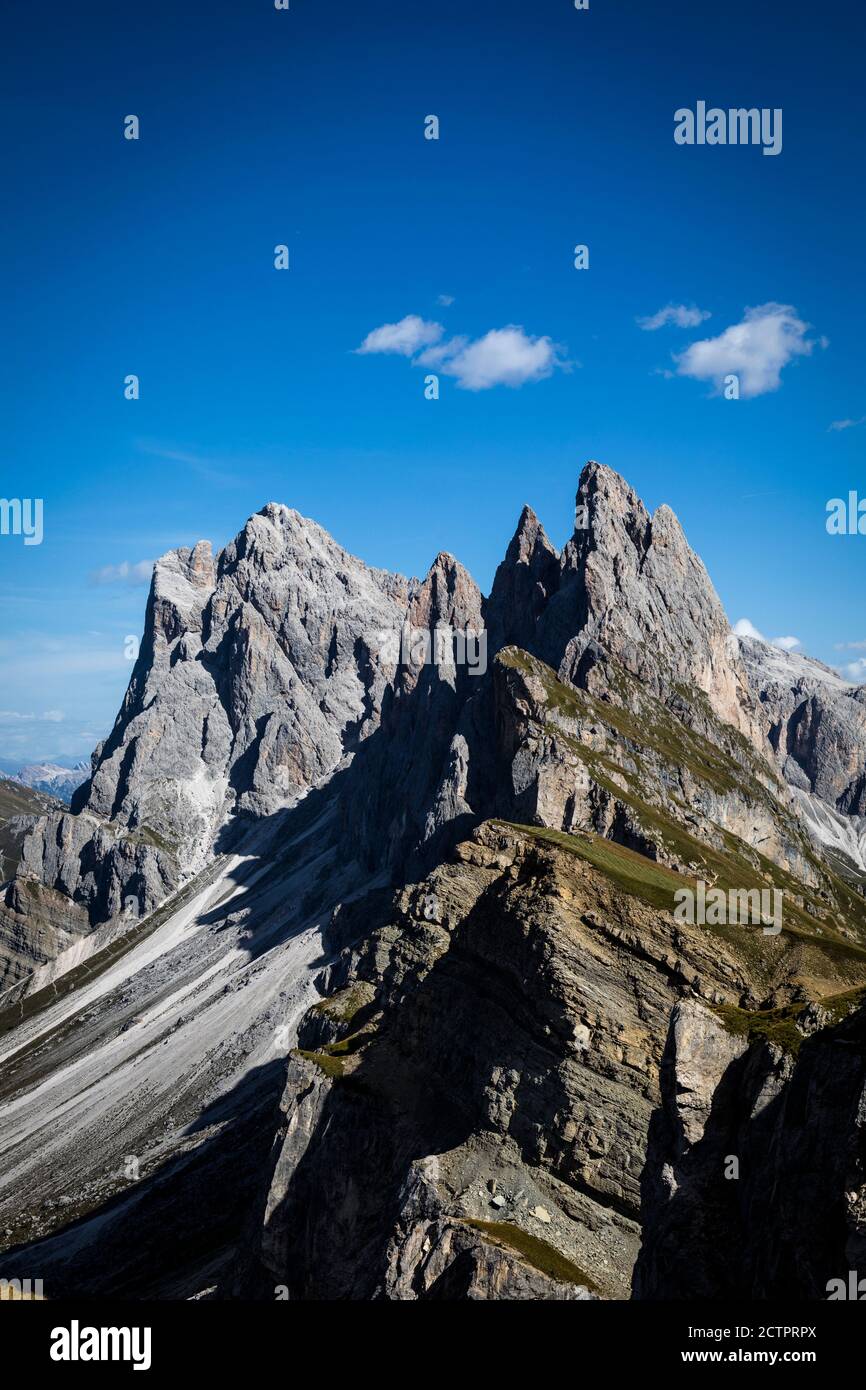 Suggestive vette e pendii dei monti Saas Rigais e Furchetta nelle Dolomiti sopra la Val Gardena. Foto Stock