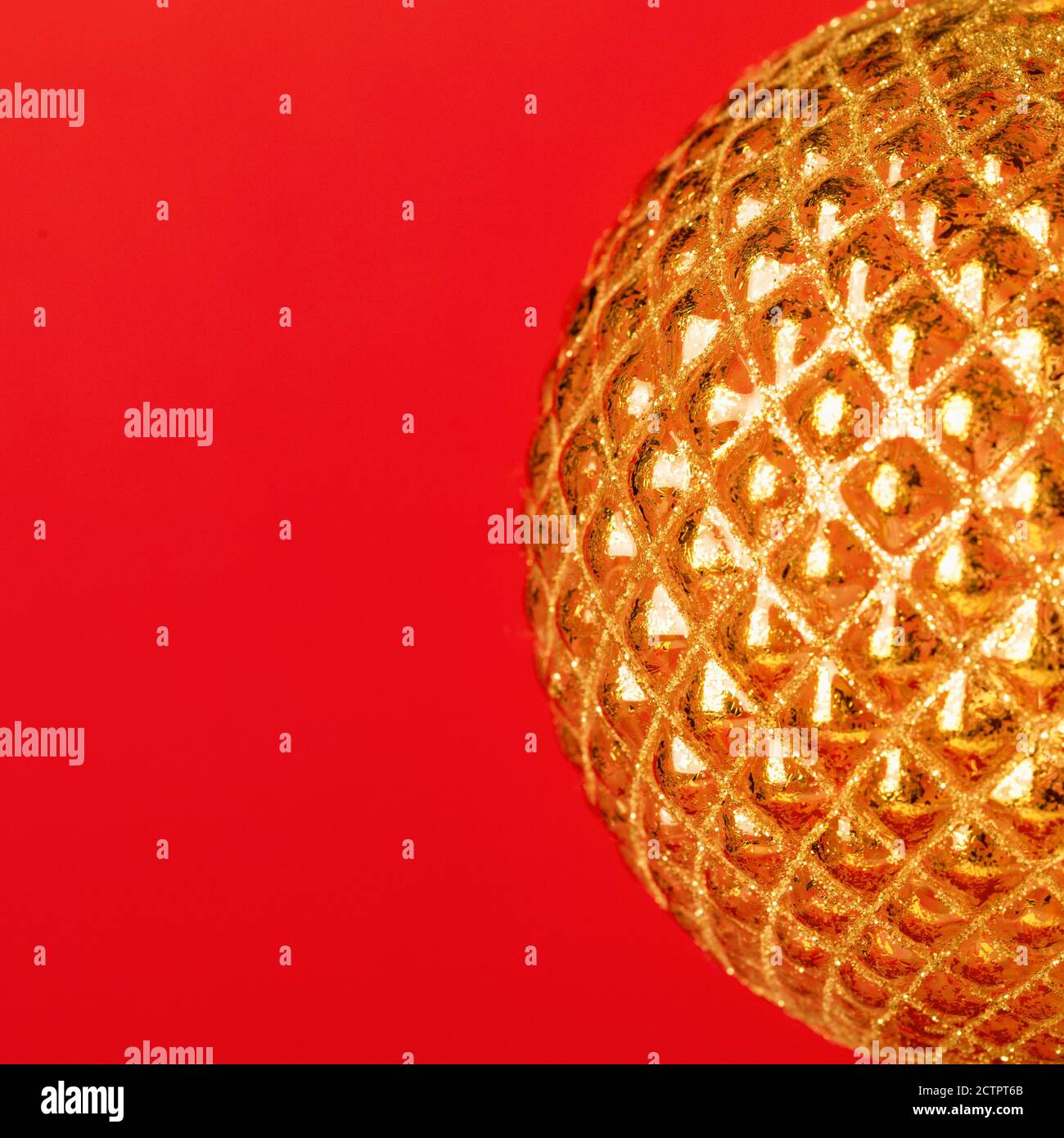 Astratto semisfera dorata su sfondo rosso. Foto Stock