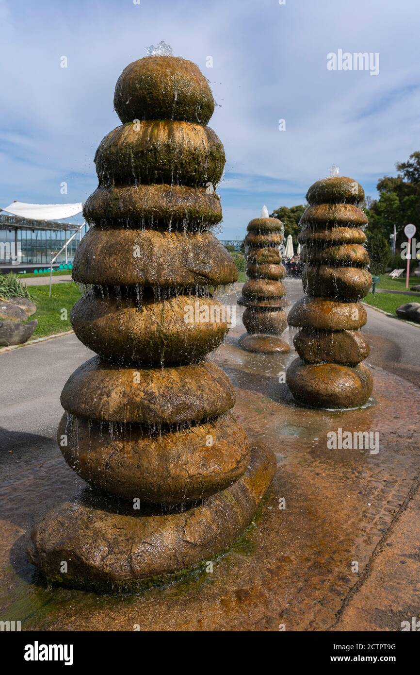 Fontane formate nella forma di colonne di pietre equilibranti con acqua a cascata nella città turistica di Tulln an der Donau in bassa Austria, Austria Foto Stock