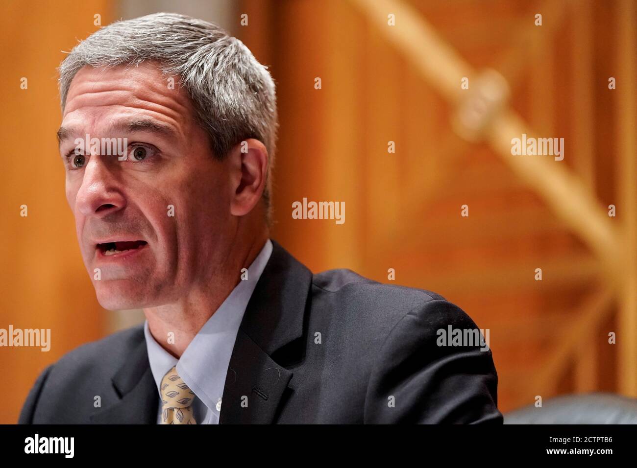 Dipartimento degli Stati Uniti per la sicurezza interna il Vice Segretario di azione Kenneth Cuccinelli testimonia ad un Senato Homeland Security e Comitato degli Affari governativi degli Stati Uniti audizione su 'minacce alla patria' su Capitol Hill a Washington, Stati Uniti, 24 settembre 2020.Credit: Joshua Roberts/Pool via CNP /MediaPunch Foto Stock