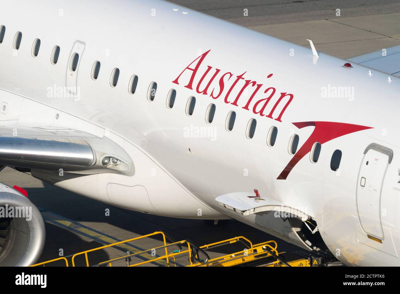 Un closeup di un aereo passeggeri Austrian Airlines parcheggiato all'aeroporto di Heathrow che mostra il logo e le lettere sull'aereo, Regno Unito Foto Stock