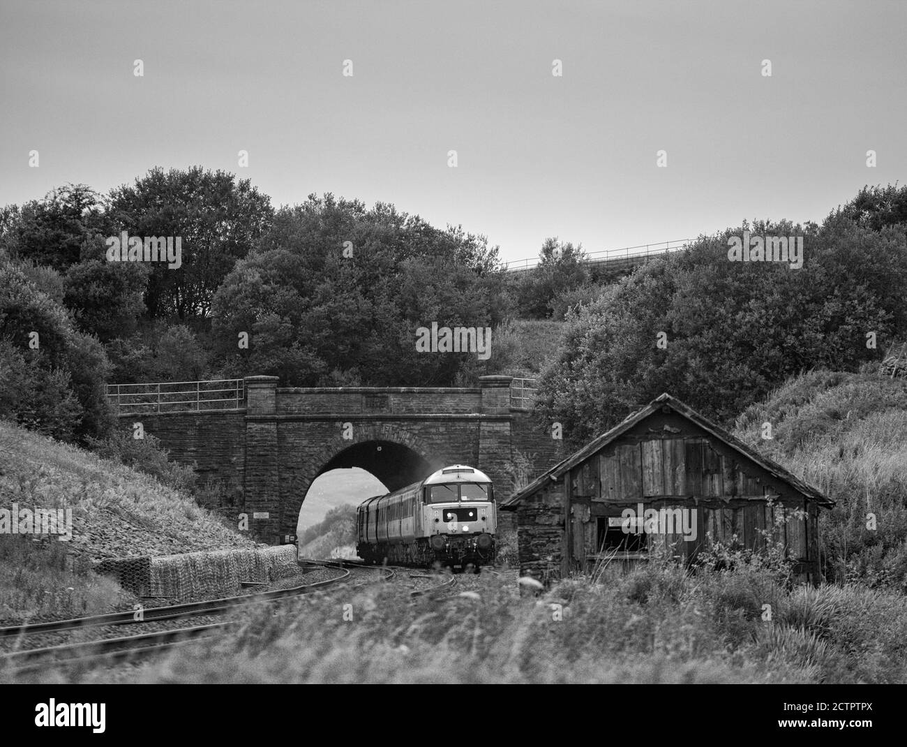 Locomotiva classe 47 locomotiva 47593 che passa attraverso il tunnel Shotlock (Garsdale) Con il treno turistico 'Staycation Express' Foto Stock