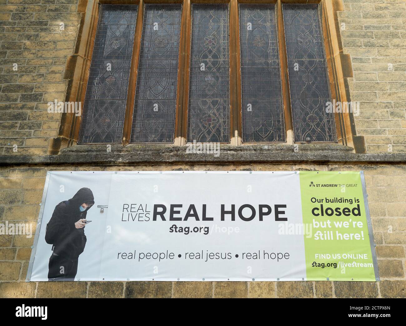 Poster sul servizio online alla chiesa di St Andrew the Great (Cambridge, Inghilterra), chiusa a causa della crisi del coronavirus, settembre 2020. Foto Stock
